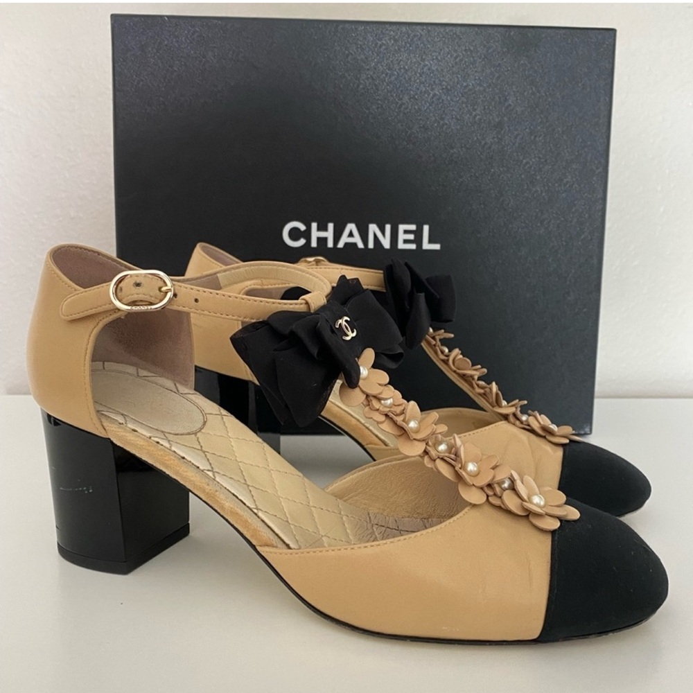 Chanel Women's Tan and Black Heels